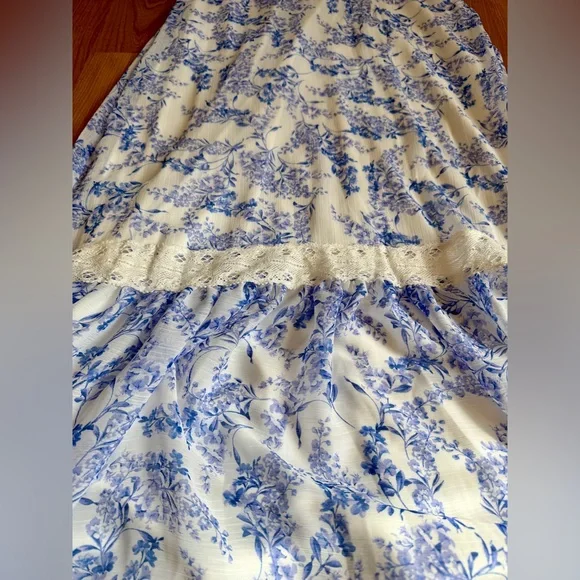 Taylor Women’s Blue & White Floral Tiered V‑Neck Fit & Flare Maxi Dress – Size 8 - Picture 11 of 14